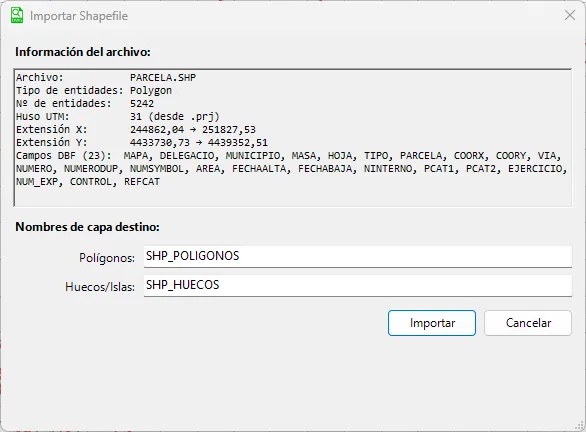 Cuadro Importar Shapefile con la información del archivo PARCELA.SHP y las capas destino para polígonos y huecos